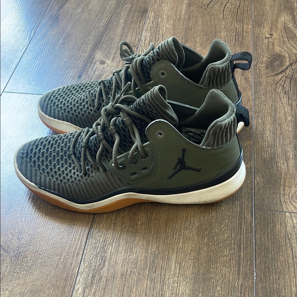 Jordan Olive Green shoes - Picture 2 of 4